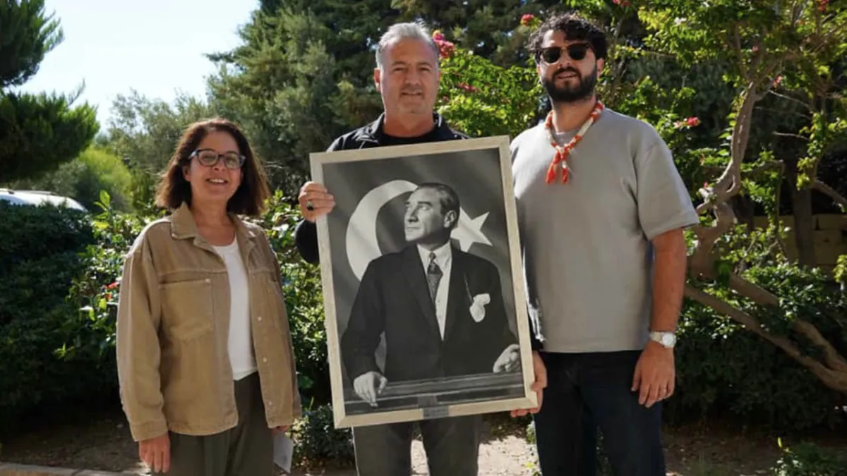 Çeşme Belediyesi’nden muhtarlara Atatürk Portresi hediyesi haberinin görseli