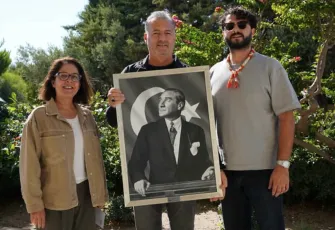 Çeşme Belediyesi’nden muhtarlara Atatürk Portresi hediyesi