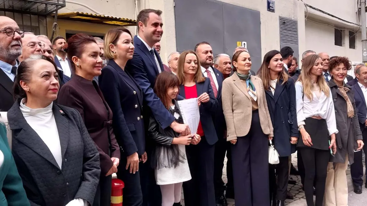 CHP İzmir'de Güç dönemi: Yeni başkan mazbatasını aldı! haberinin görseli