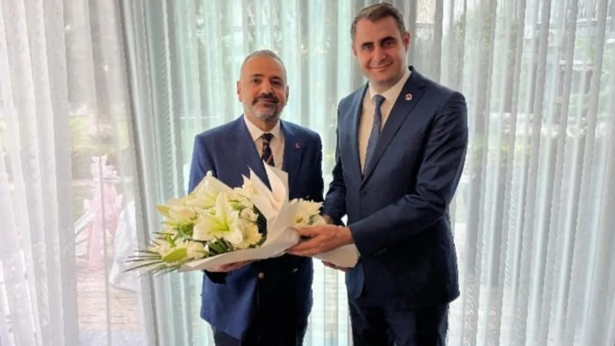 CHP İzmir’in yeni başkanından Aslanoğlu ziyareti haberinin görseli
