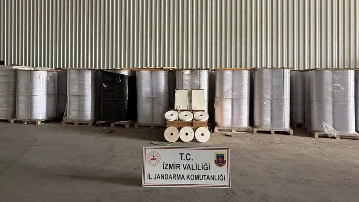 İzmir’de kaçak sigara operasyonu: 2 kişi yakalandı haberinin görseli