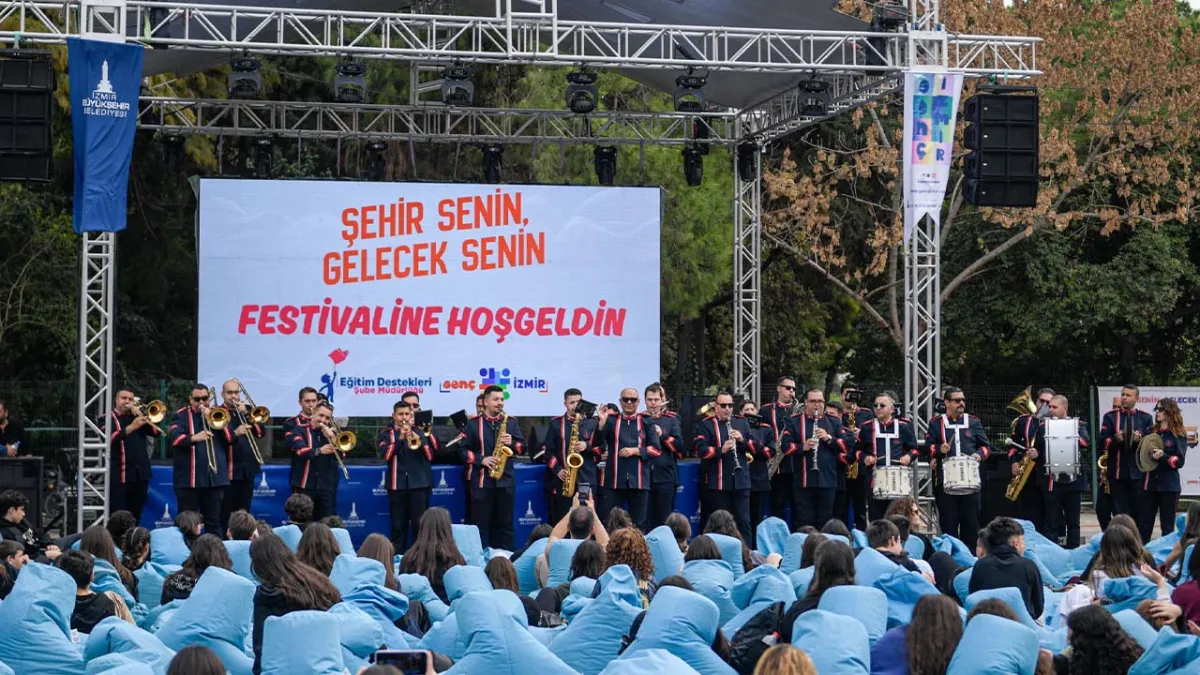 İzmir’e yeni gelen üniversiteli gençler festivalle karşılandı haberinin görseli
