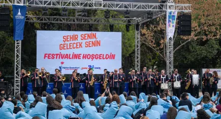 İzmir’e yeni gelen üniversiteli gençler festivalle karşılandı
