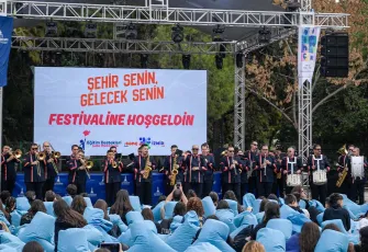 İzmir’e yeni gelen üniversiteli gençler festivalle karşılandı