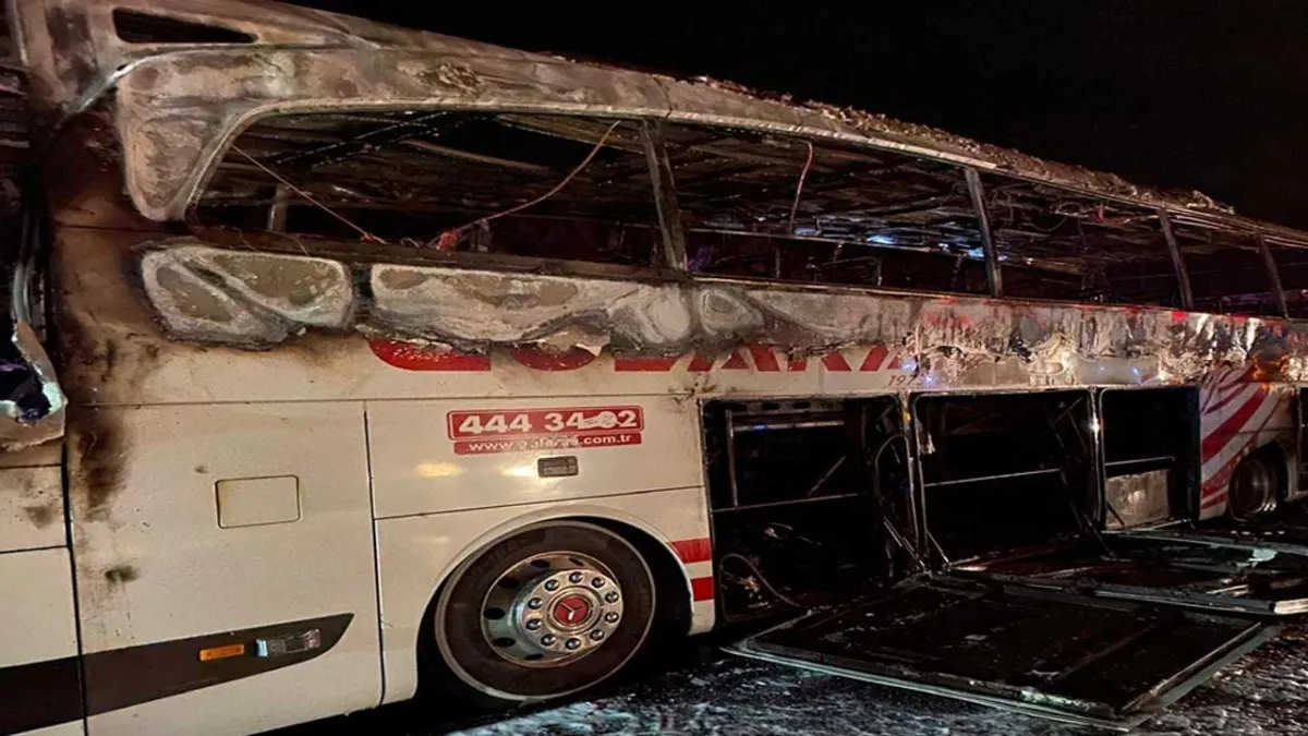 Osmaniye’de seyir halindeki yolcu otobüsü cayır cayır yandı haberinin görseli