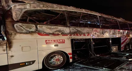 Osmaniye’de seyir halindeki yolcu otobüsü cayır cayır yandı