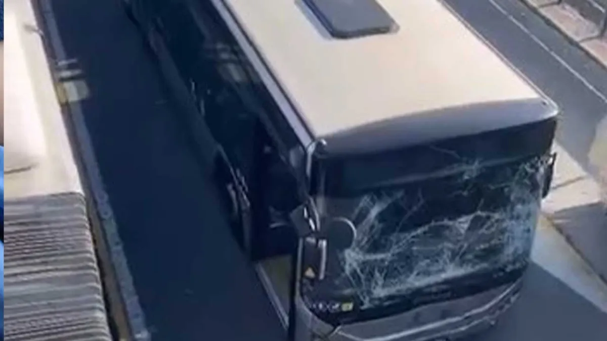 Sefaköy’de metrobüs kazası: Bir kişi yaralandı haberinin görseli