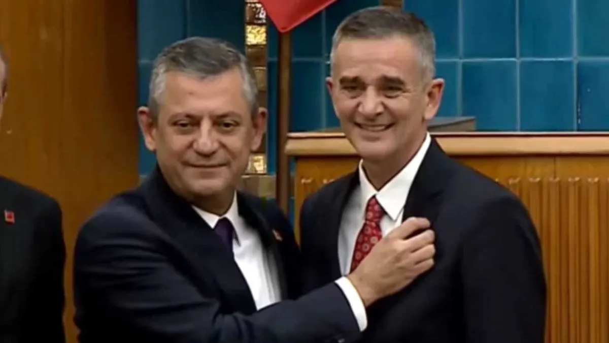 Ümit Dikbayır CHP'ye katıldı: Rozetini Özgür Özel taktı haberinin görseli