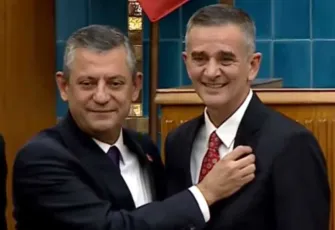 Ümit Dikbayır CHP'ye katıldı: Rozetini Özgür Özel taktı
