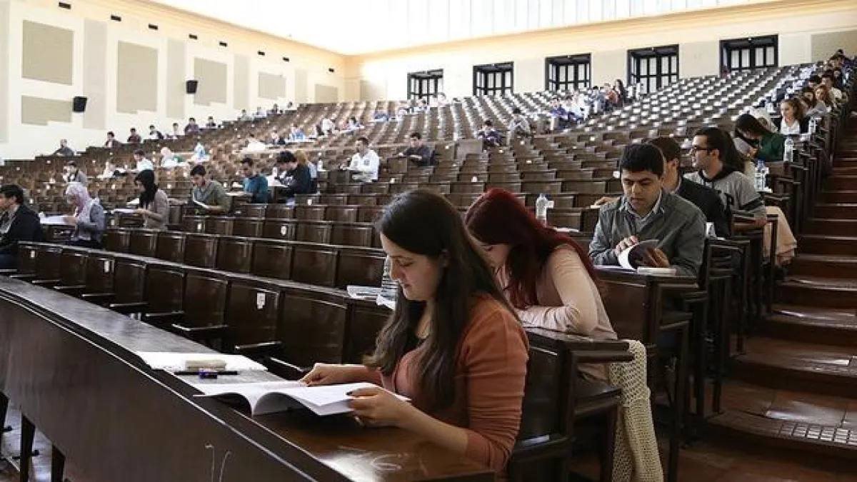 Üniversite öğrencilerini ilgilendiren YÖK kararı: Diploma 3 yılda! haberinin görseli
