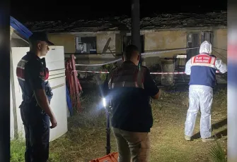 Annesini yaralayıp arkadaşını öldürdü!