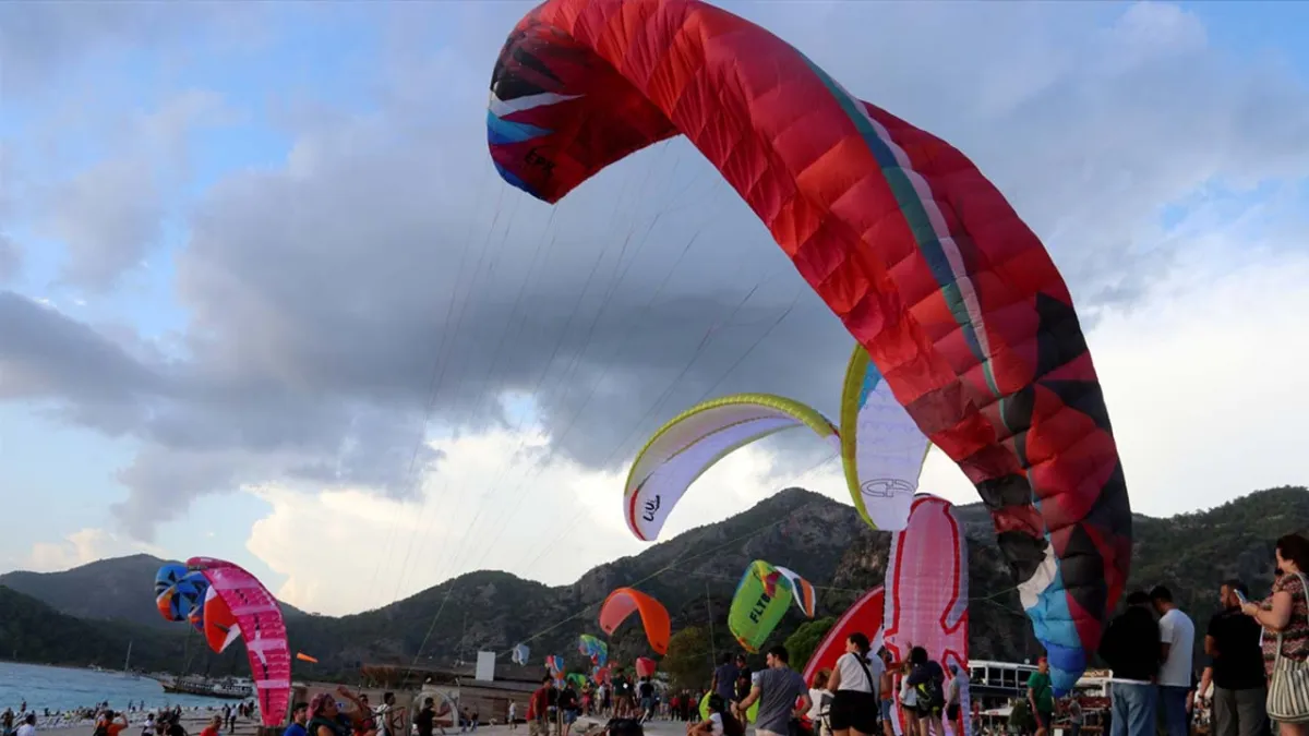 Fethiye’de 25. Uluslararası Ölüdeniz Hava Oyunları Festivali Başladı haberinin görseli