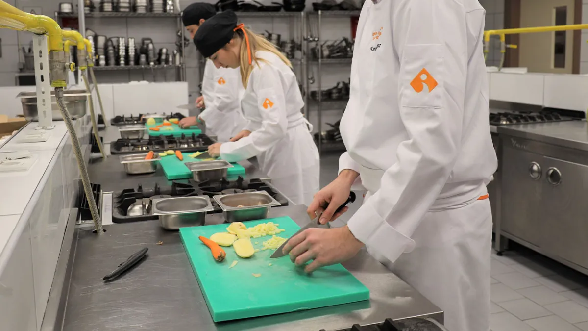 Gastronomi öğrencilerinden sıfır atık hamlesi: Mutfak atıkları komposta dönüştü haberinin görseli