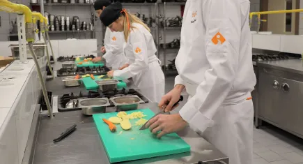 Gastronomi öğrencilerinden sıfır atık hamlesi: Mutfak atıkları komposta dönüştü