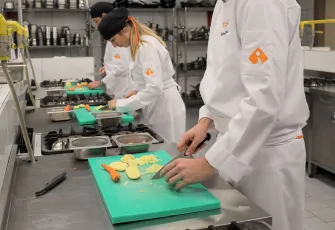 Gastronomi öğrencilerinden sıfır atık hamlesi: Mutfak atıkları komposta dönüştü