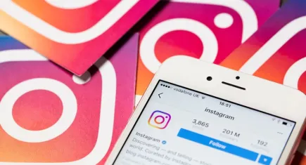 Gençler dikkat! Instagram'da ikon devrimi: O 6 cesur ve renkli tasarım telefonları ele geçiriyor!