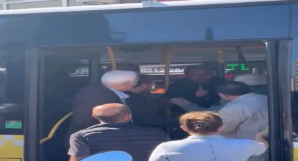 İETT otobüsünde gergin anlar:Şöförün kafasına yumruk attı
