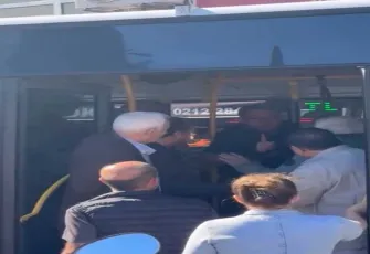 İETT otobüsünde gergin anlar:Şöförün kafasına yumruk attı