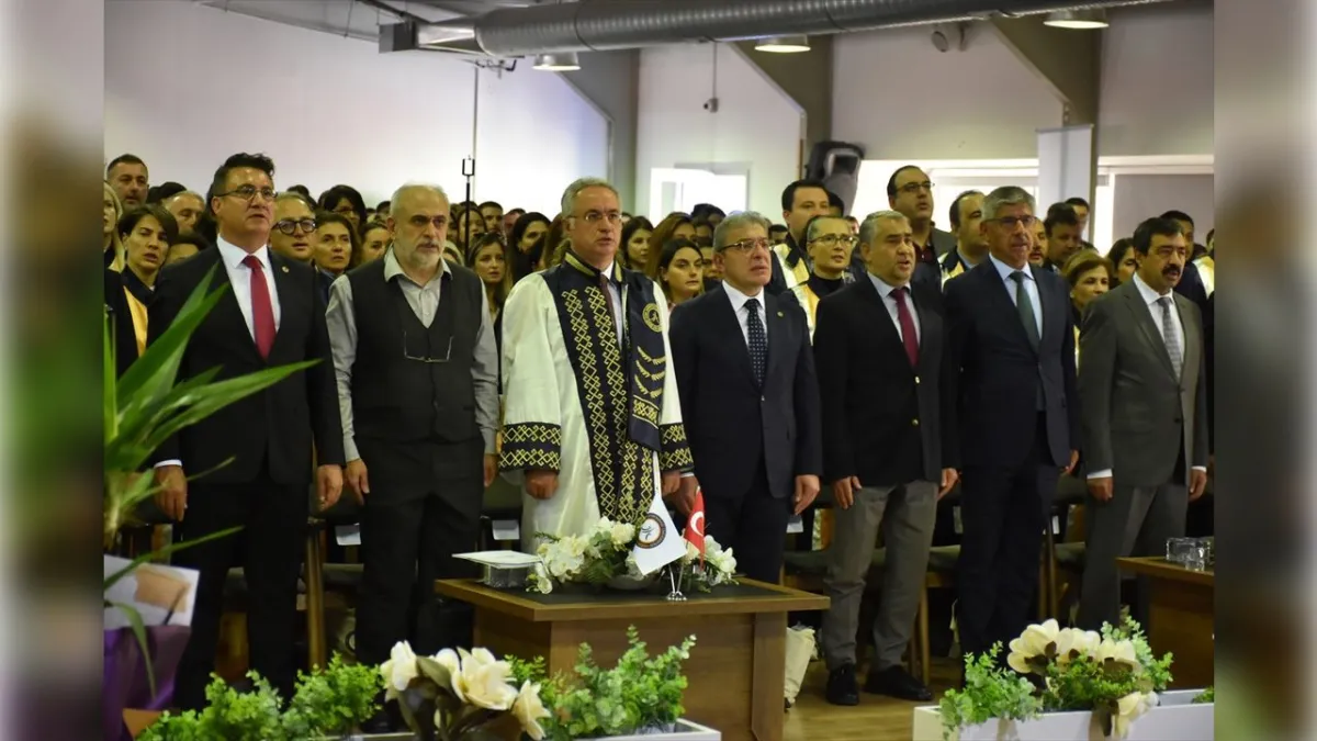 İzmir Demokrasi Üniversitesinde akademik yıl törenle açıldı haberinin görseli