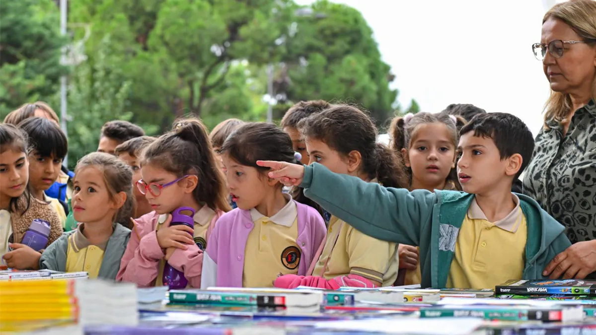 İzmir Kitap Fuarı, edebiyat ve sanatı Kültürpark’ta buluşturuyor haberinin görseli