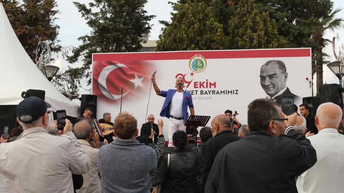 Konak Meydanı’nda Atatürk’ün sevdiği şarkılar yankılandı haberinin görseli