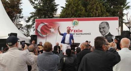 Konak Meydanı’nda Atatürk’ün sevdiği şarkılar yankılandı