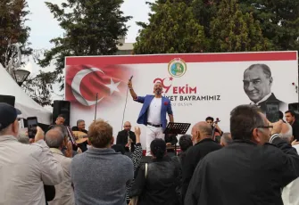 Konak Meydanı’nda Atatürk’ün sevdiği şarkılar yankılandı