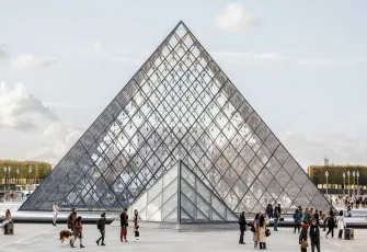 Louvre Müzesi yeniden ziyarete açıldı