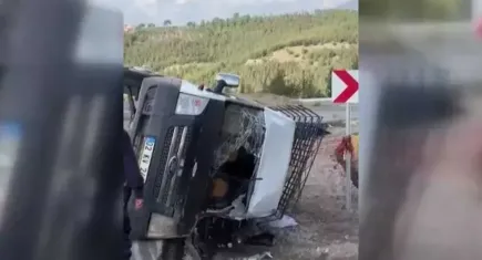 Yolcu minibüsü refüje devrildi: Çok sayıda yaralı var!