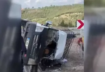 Yolcu minibüsü refüje devrildi: Çok sayıda yaralı var!