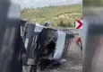 Yolcu minibüsü refüje devrildi: Çok sayıda yaralı var!