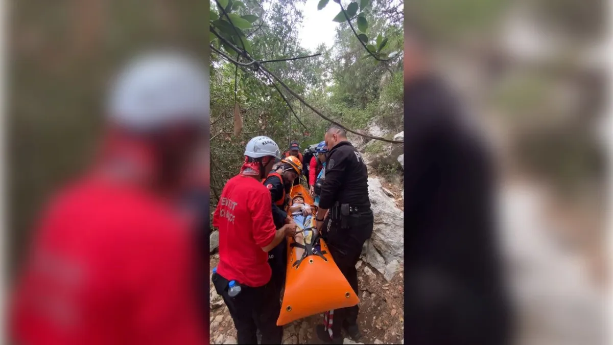 Antalya'da ormanda ayağı kırılan Polonyalı turist AFAD tarafından kurtarıldı haberinin görseli