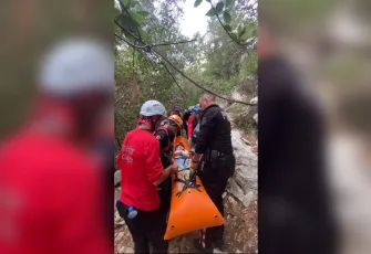Antalya'da ormanda ayağı kırılan Polonyalı turist AFAD tarafından kurtarıldı