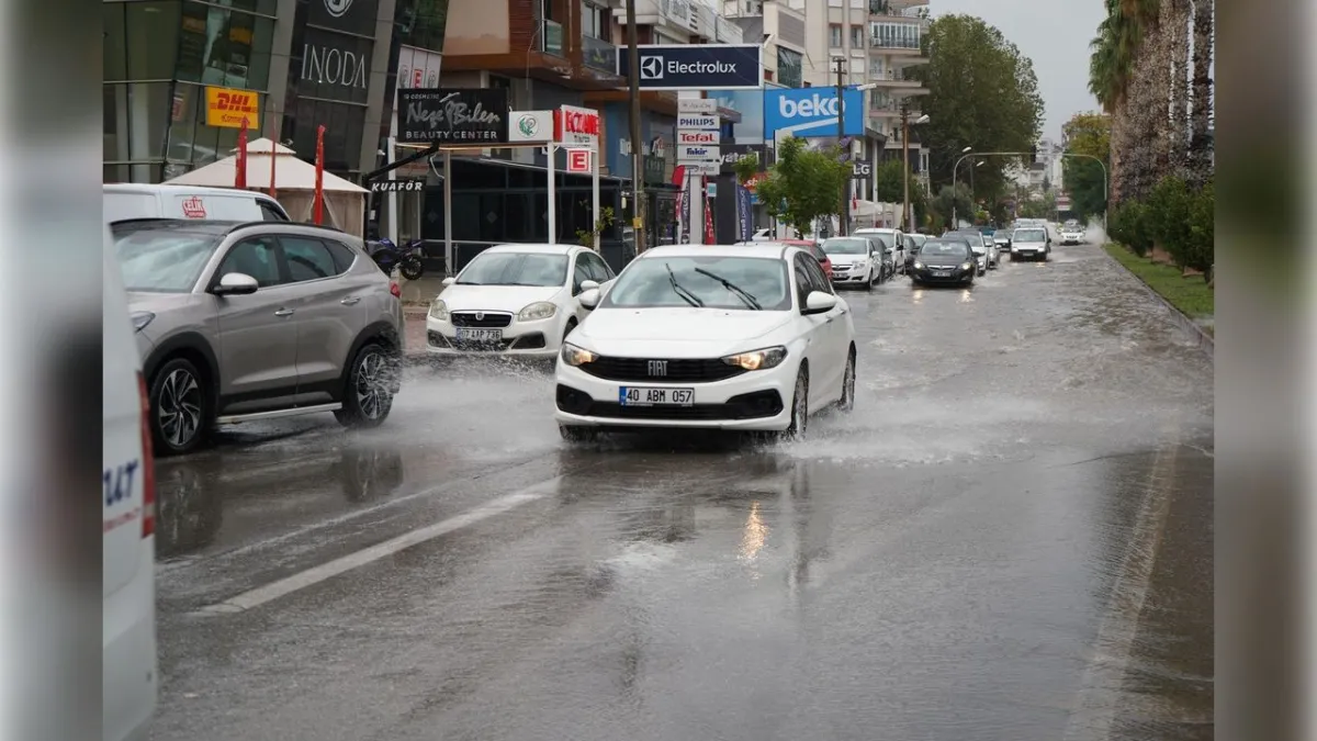Antalya’da sağanak yaşamı felç etti: Seralar zarar gördü haberinin görseli