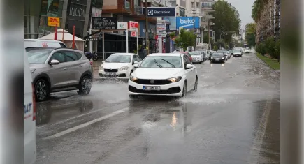 Antalya’da sağanak yaşamı felç etti: Seralar zarar gördü