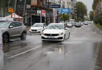 Antalya’da sağanak yaşamı felç etti: Seralar zarar gördü