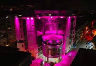 Balçova’da pembe ışıklar yandı: Onkolojik adalet için farkındalık etkinliği