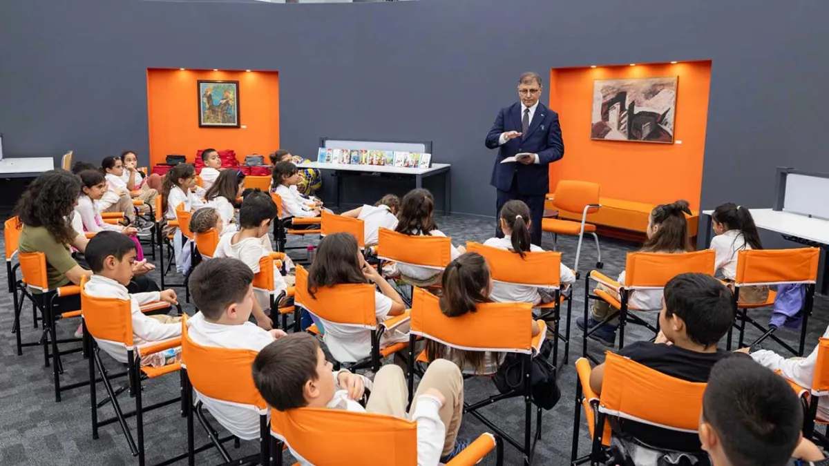 Başkan Tugay’dan miniklere okuma saati sürprizi haberinin görseli