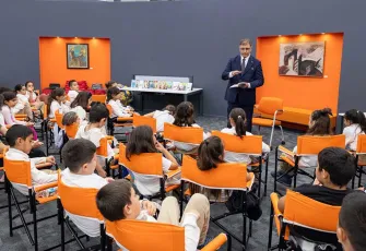 Başkan Tugay’dan miniklere okuma saati sürprizi