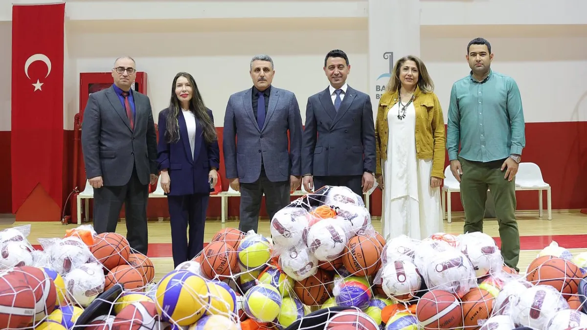 Bayraklı Belediyesi’nden okullara spor malzemesi desteği haberinin görseli