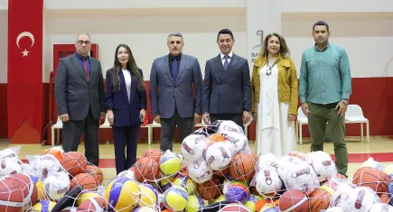 Bayraklı Belediyesi’nden okullara spor malzemesi desteği