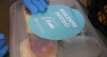 Çeşme Belediyesi’nden öğrencilere beslenme çantası desteği