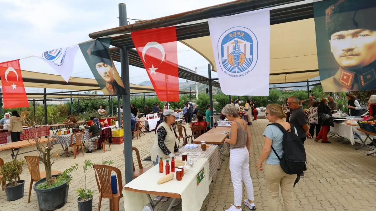 Efes Selçuk’ta üretici pazarına yoğun ilgi haberinin görseli