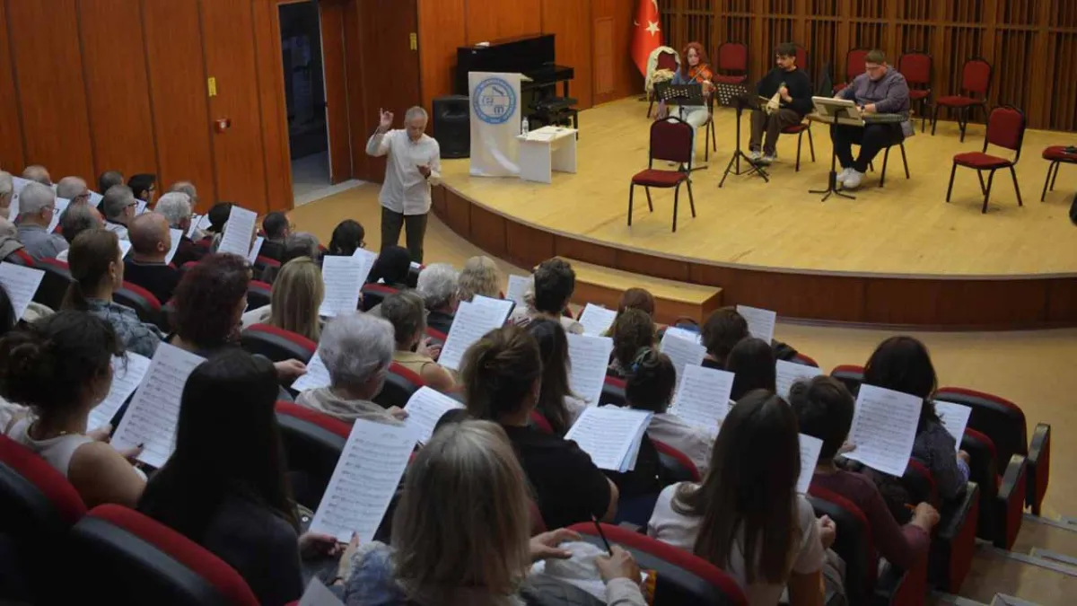 Ege Üniversitesi Klasik Türk Müziği Korosu’ndan 33 yıllık müzik geleneği konseri haberinin görseli