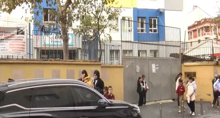 Eyüpsultan’da okul bahçesinde kapı devrildi: 4 öğrenci yaralandı