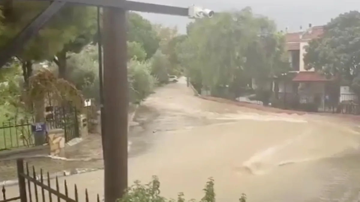 Foça’yı sağanak vurdu: Sokaklar ve araçlar su altında kaldı haberinin görseli
