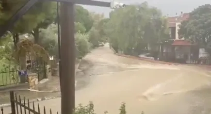 Foça’yı sağanak vurdu: Sokaklar ve araçlar su altında kaldı