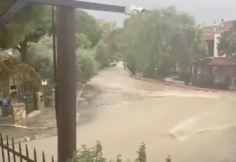Foça’yı sağanak vurdu: Sokaklar ve araçlar su altında kaldı