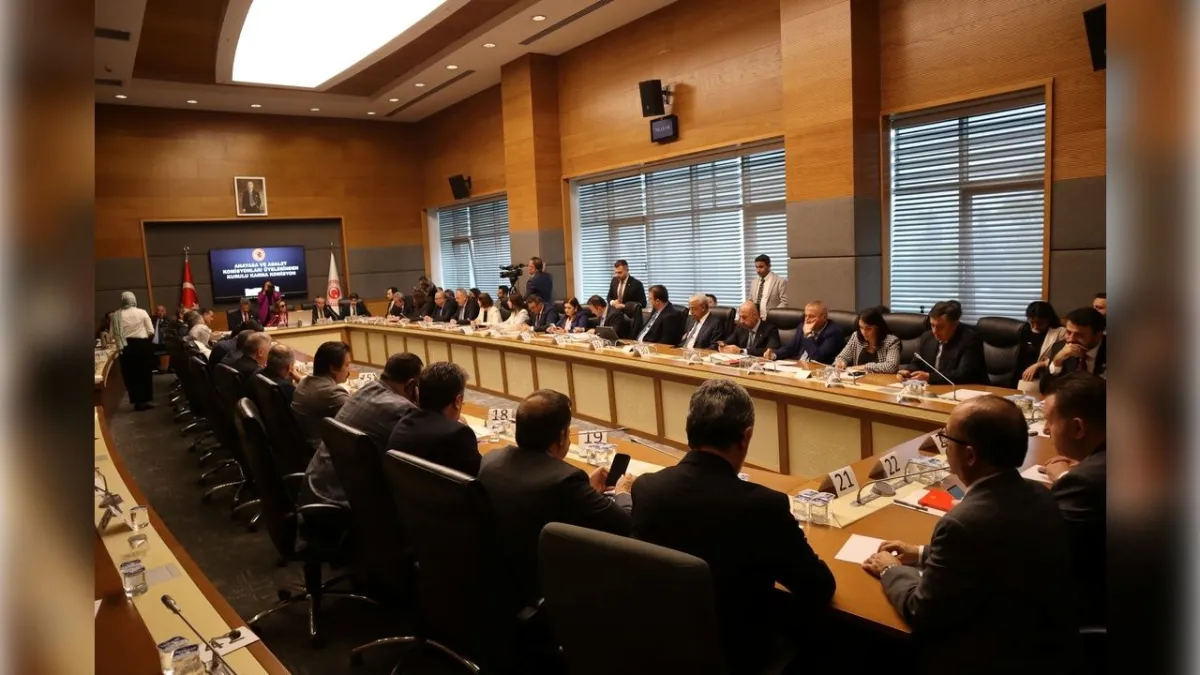 HSK Üyeliği İçin Karma Komisyon 3 Aday Belirledi: CHP Komisyonu Seçimi Terk Etti haberinin görseli