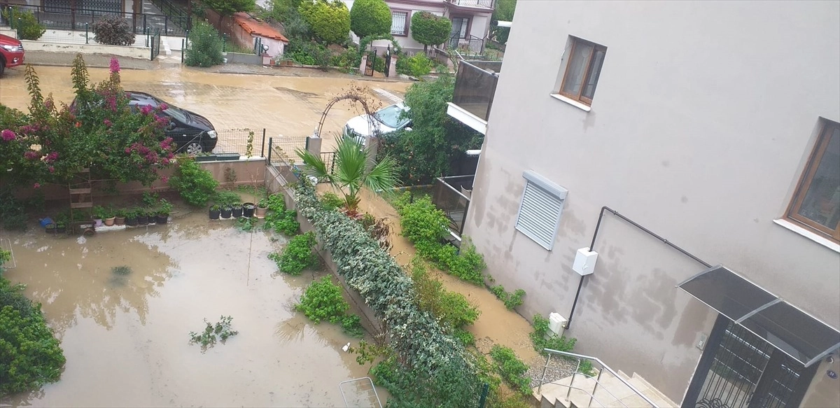 İzmir Foça’da Sağanak Yağış Dereyi Taşırdı: Ev ve İş Yerlerini Su Bastı başlıklı video haberin görseli